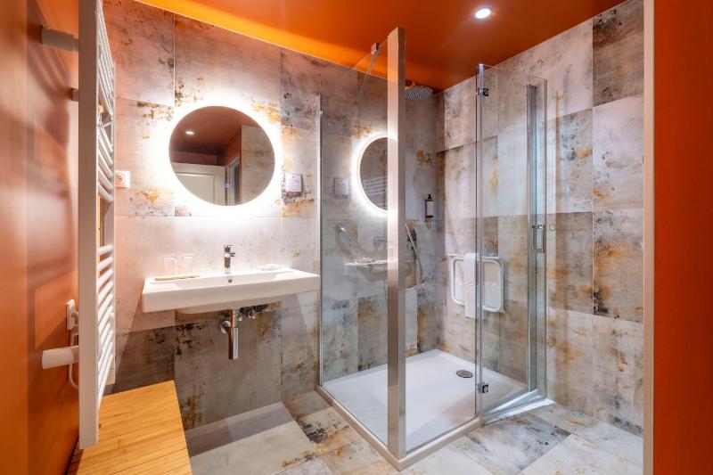Queen Room - Disability Access image 1