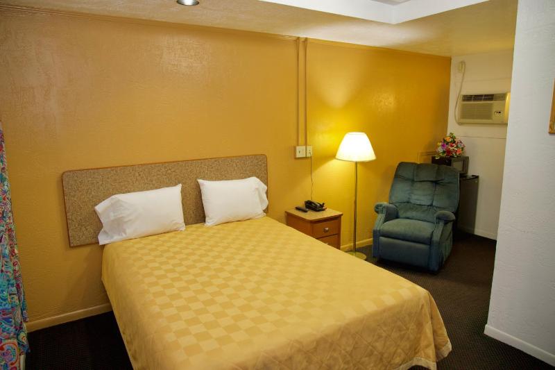 Standard Double Room image 3