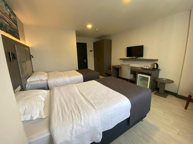 Superior Triple Room with Sea View image 4