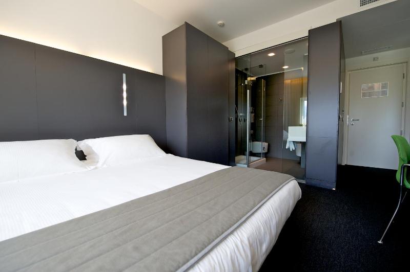 Standard Double Room image 3