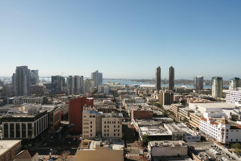 King Room with City View image 2