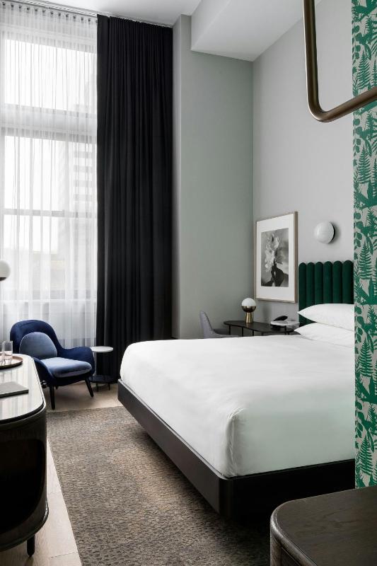 Deluxe King Room with City View image 1