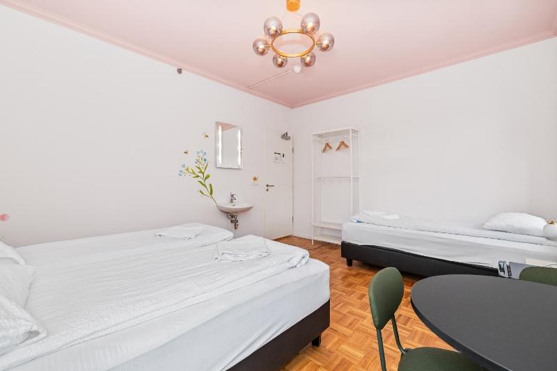 Triple Room with Shared Bathroom image 2