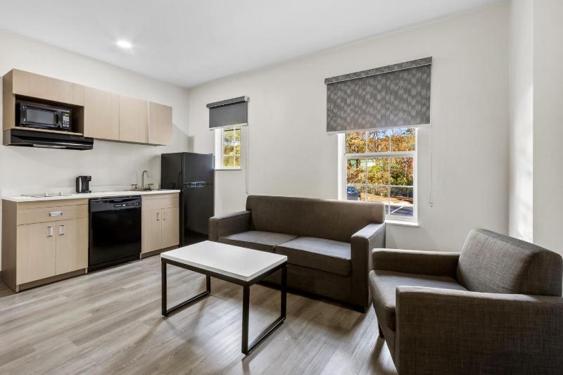 Efficiency Queen Suite with Three Queen Beds and Sofa bed - Non Smoking image 4
