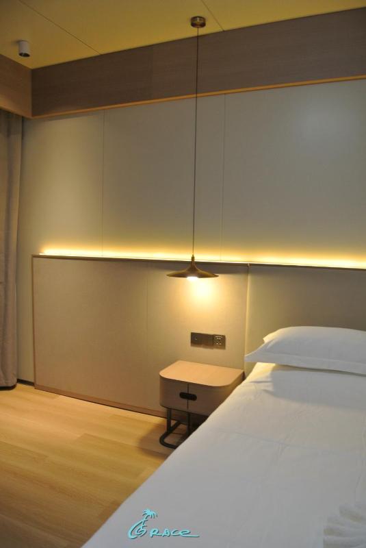Grace Hotel - image 2