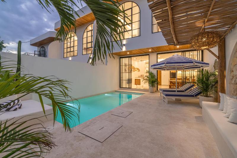 Villa Kokoan - 2BR Tropical Serenity Villa close to Echo Beach - image 2