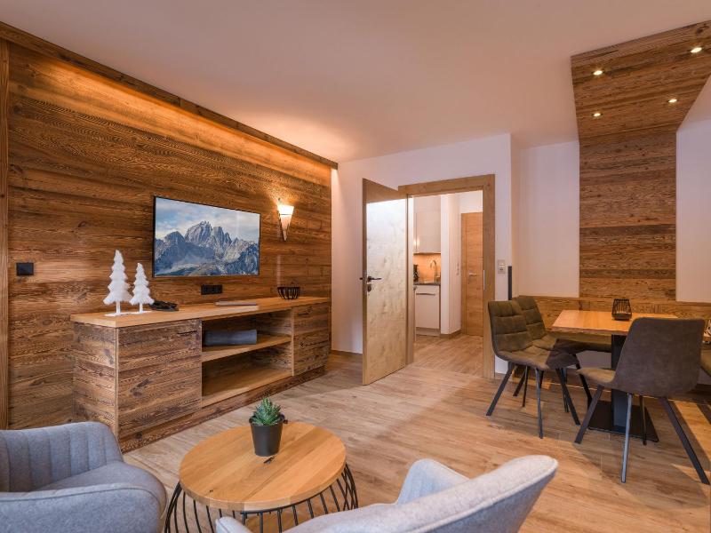 Superior Three-Bedroom Apartment image 1