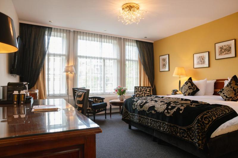 Superior Deluxe Double Room with Canal View image 1