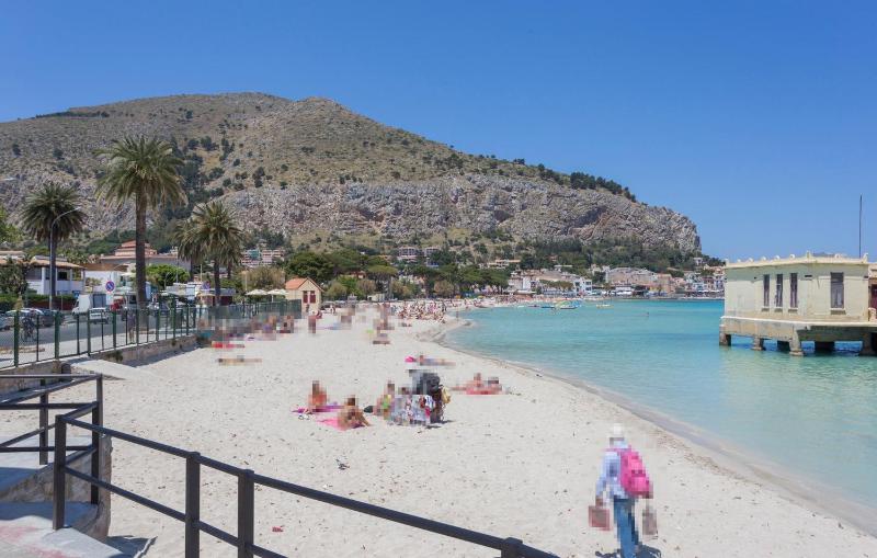 4 Bedroom Cozy Apartment In Palermo - image 12