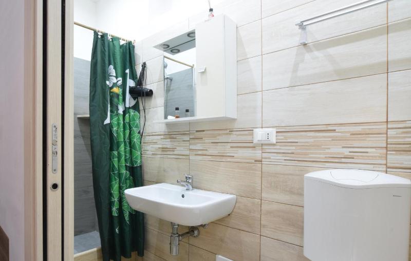 4 Bedroom Cozy Apartment In Palermo - image 10