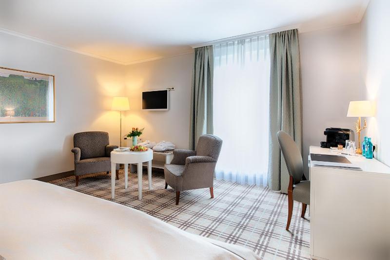 Deluxe Double Room image 3