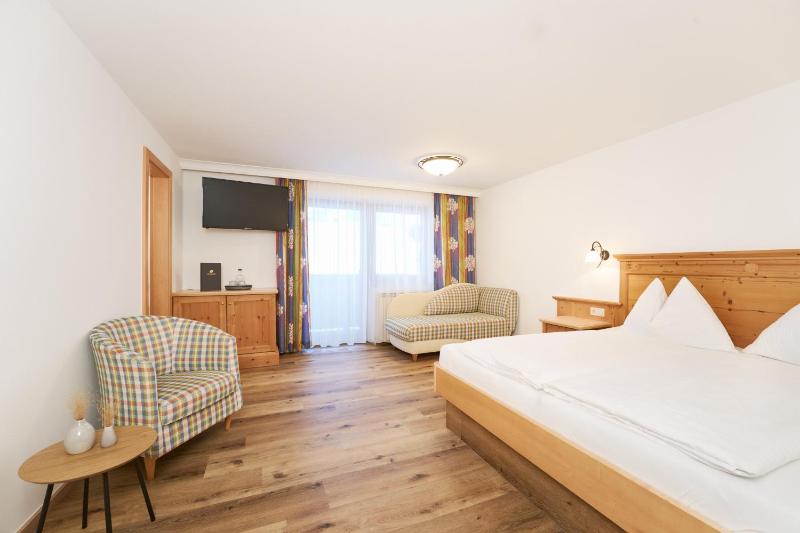 Deluxe Double Room with Balcony image 1