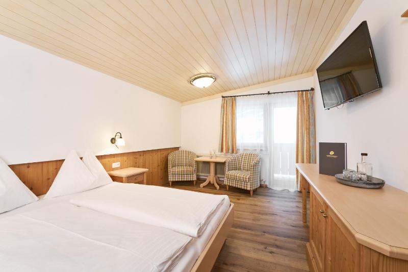 Deluxe Double Room with Balcony image 4