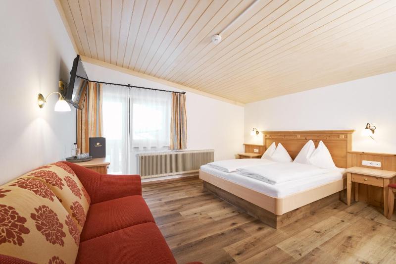 Deluxe Double Room with Balcony image 2