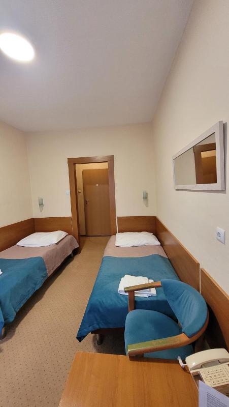 Economy Twin Room image 4