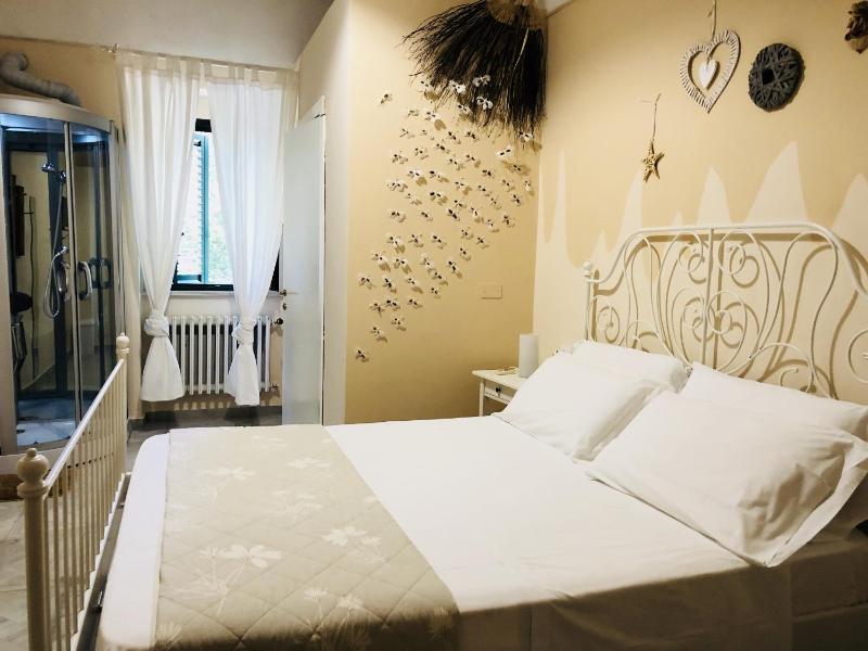 Standard King Room image 4