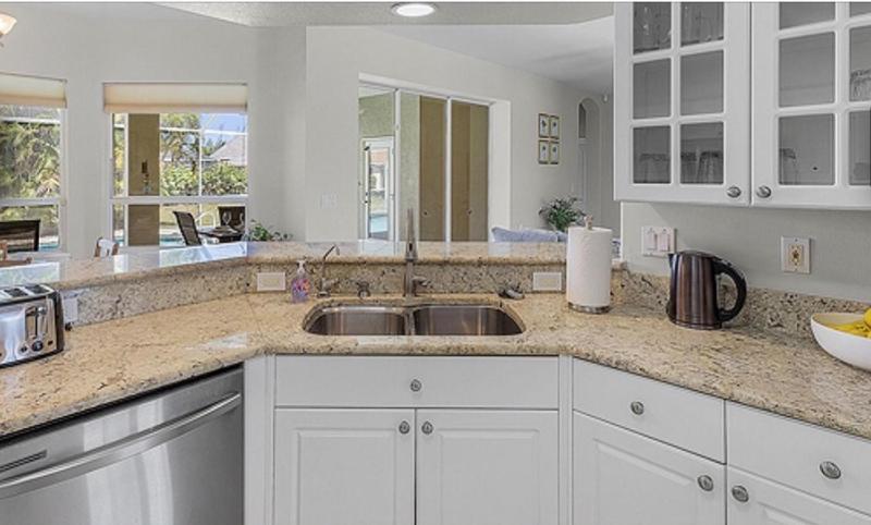 Family Friendly - Private Pool - Sleeps 10 - image 2