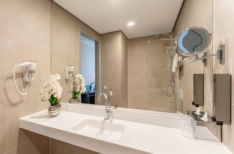 Double Room with 2 Single Beds image 3