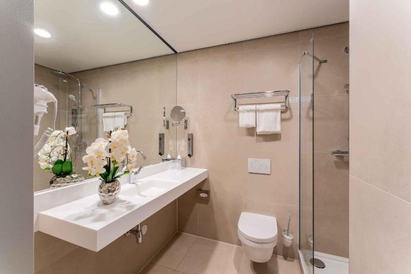 Comfort Double Room with 2 Single Beds image 3