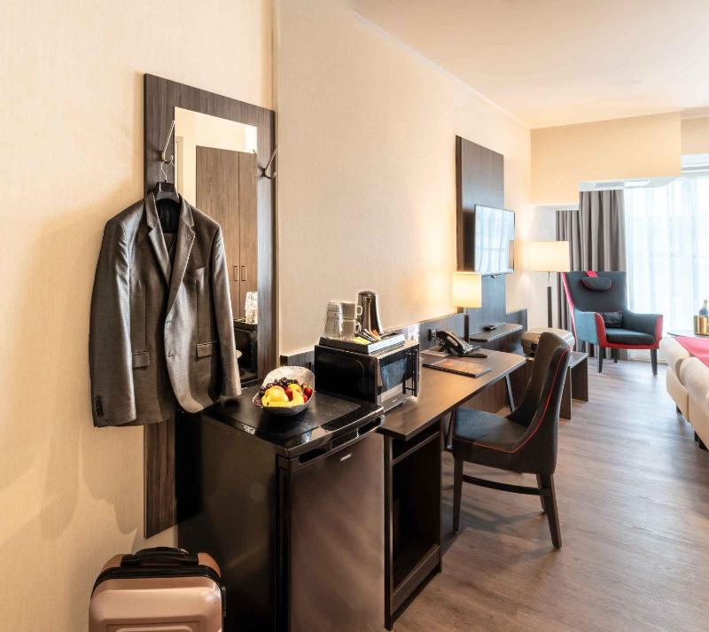 Triple Room with 3 Single Beds image 4