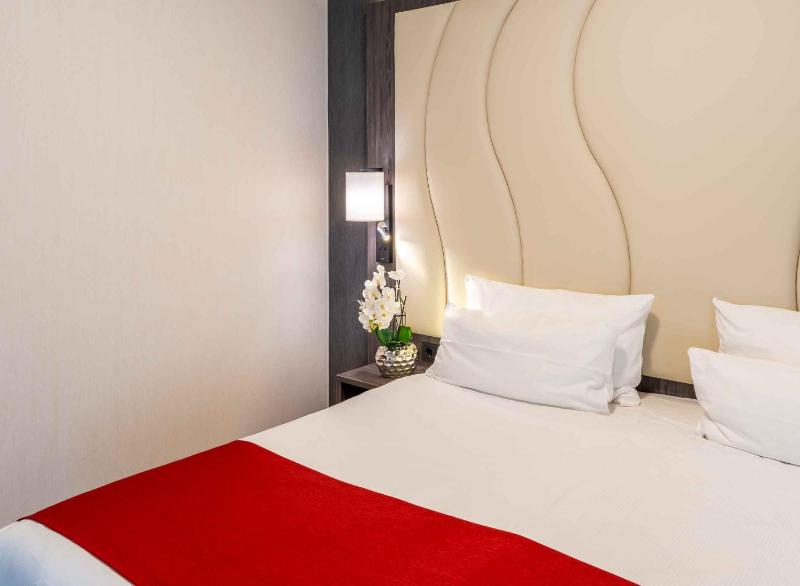 Quadruple Room with 4 Single Beds image 2