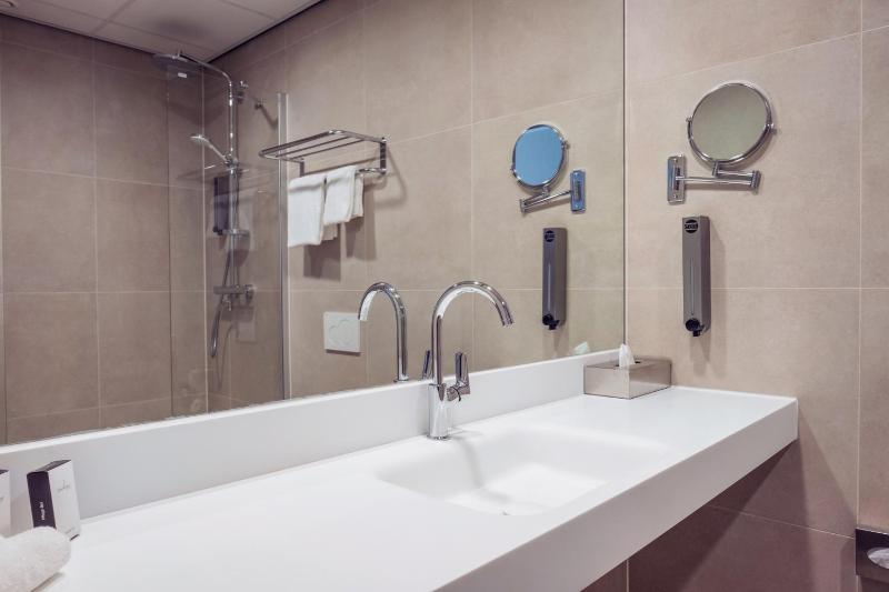 Quadruple Room with 4 Single Beds image 4