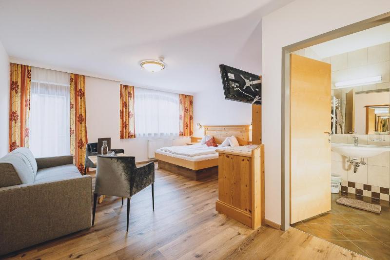 Quadruple Room image 2