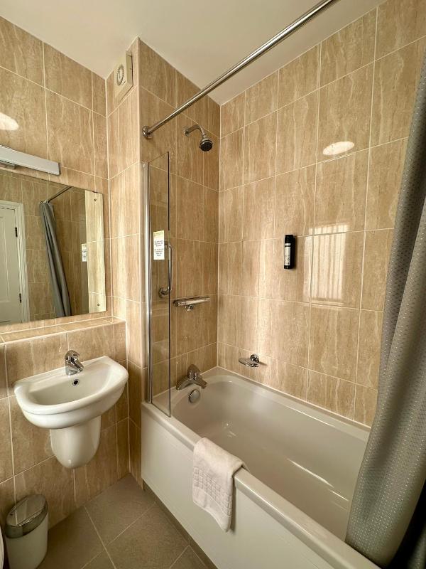 Single Room with Double Bed image 3