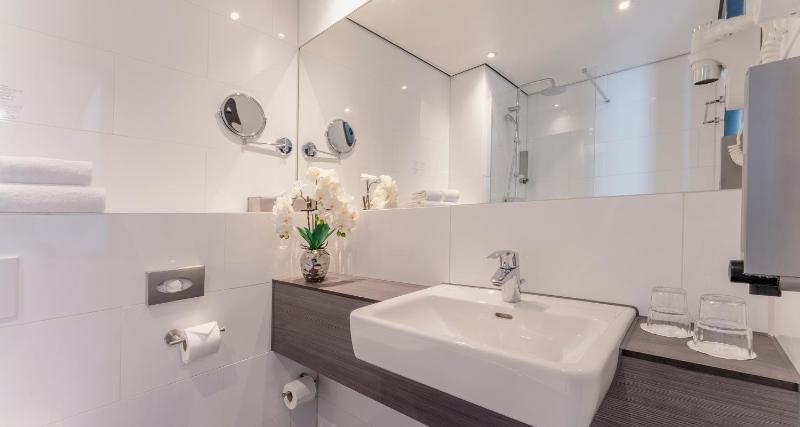 Superior Twin Room with Kitchenette image 3