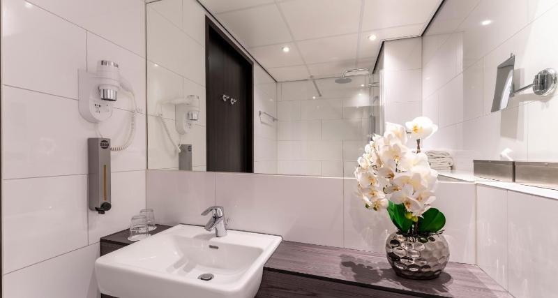 Comfort Twin Room with Kitchenette image 2