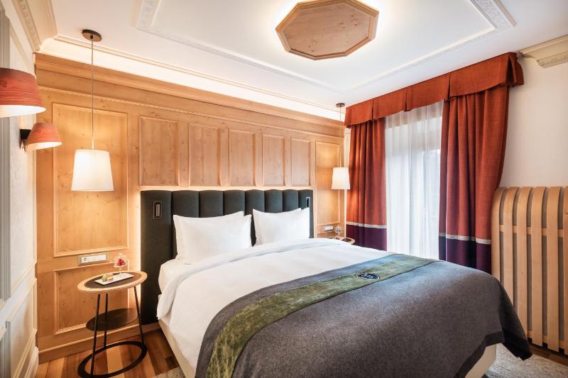 Deluxe King Room image 3