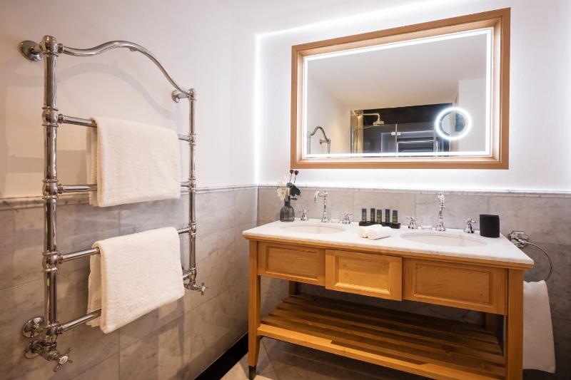 Deluxe Junior Suite image 4