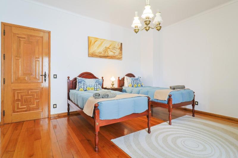 Economy Twin Room image 1
