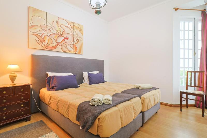 Economy Twin Room image 3
