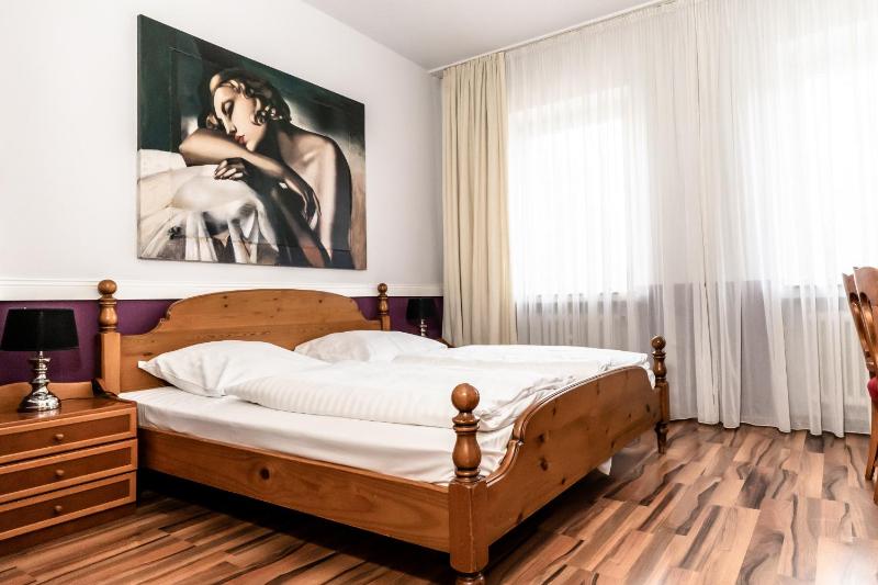 Classic Double Room image 3