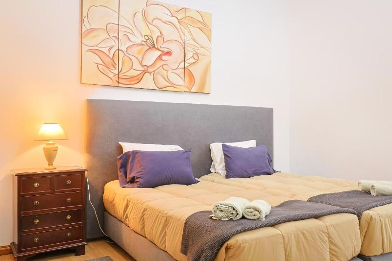 Economy Twin Room image 4