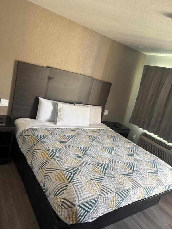 Deluxe King Room - Non-Smoking image 3