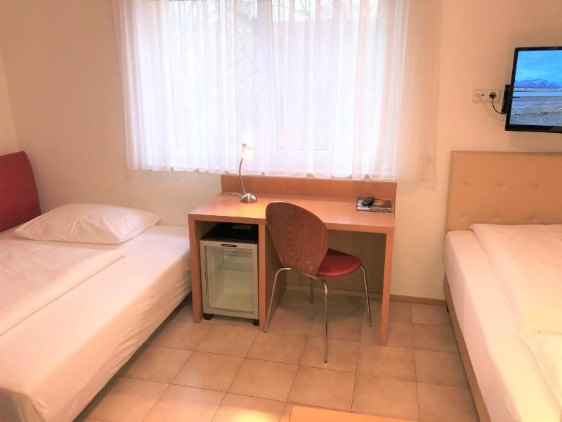 Budget Twin Room image 3
