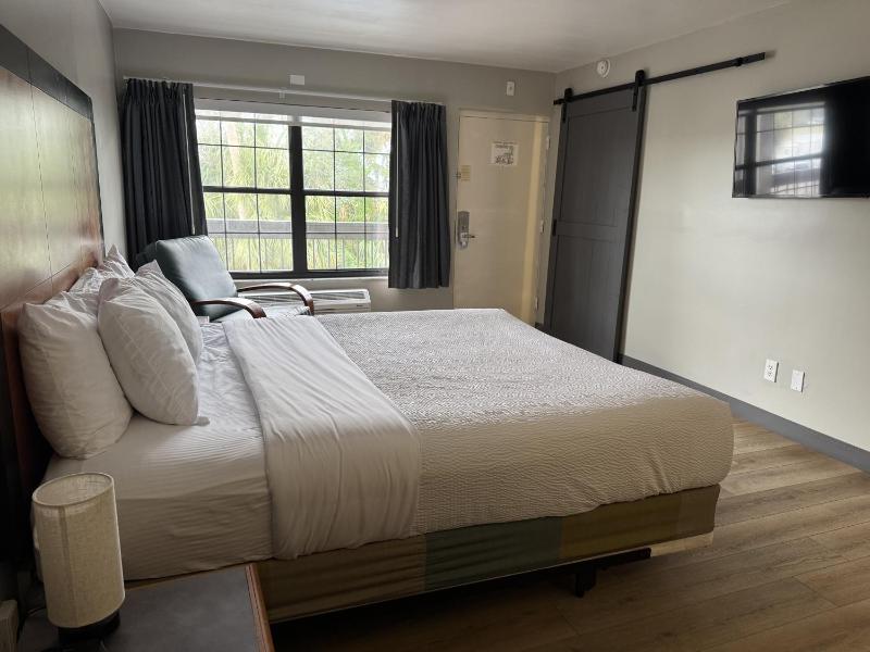 King Room with Roll-In Shower - Hearing Accessible/Non-Smoking image 1