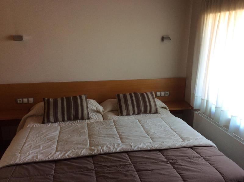 Twin Room image 2