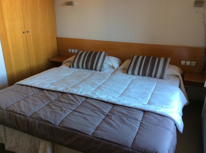 Twin Room image 4