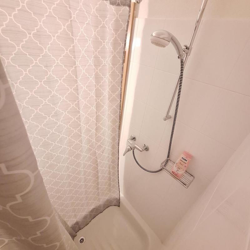 Twin Room with Private Bathroom image 3