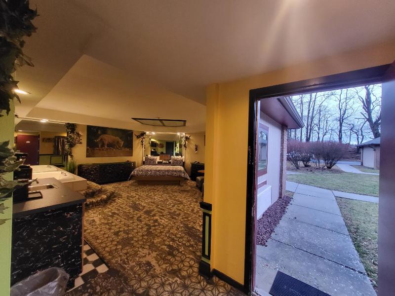 Suite with Hot Tub image 3