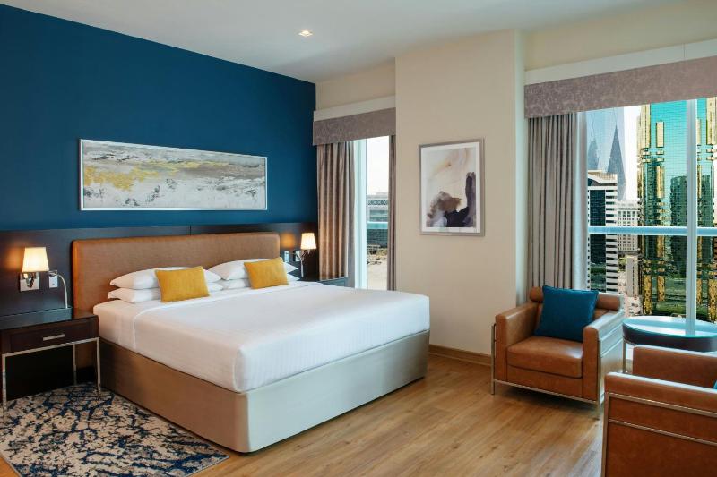 Deluxe room King with Balcony - Complimentary shuttle service to Dubai Mall and Kite Beach image 1