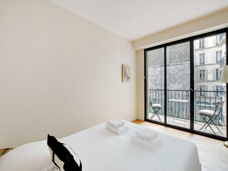 Haven of peace with balcony near Etoile Porte Maillot - image 2