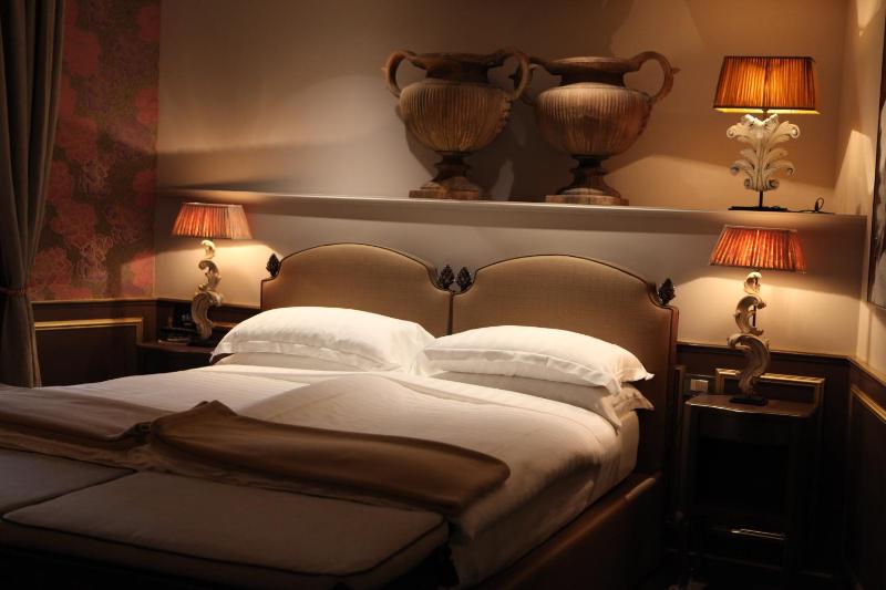 Double Room image 3