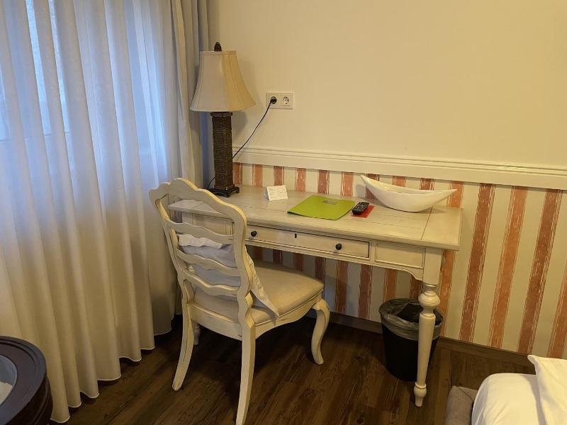 Small Single Room image 4