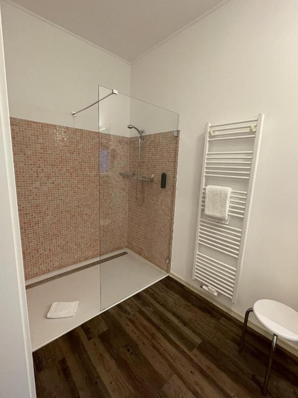 Small Single Room image 3