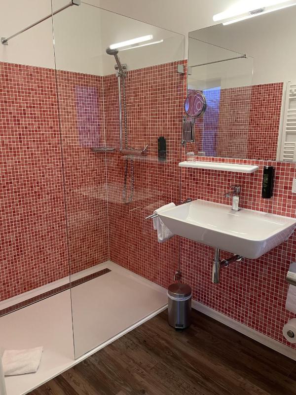 Small Single Room image 2