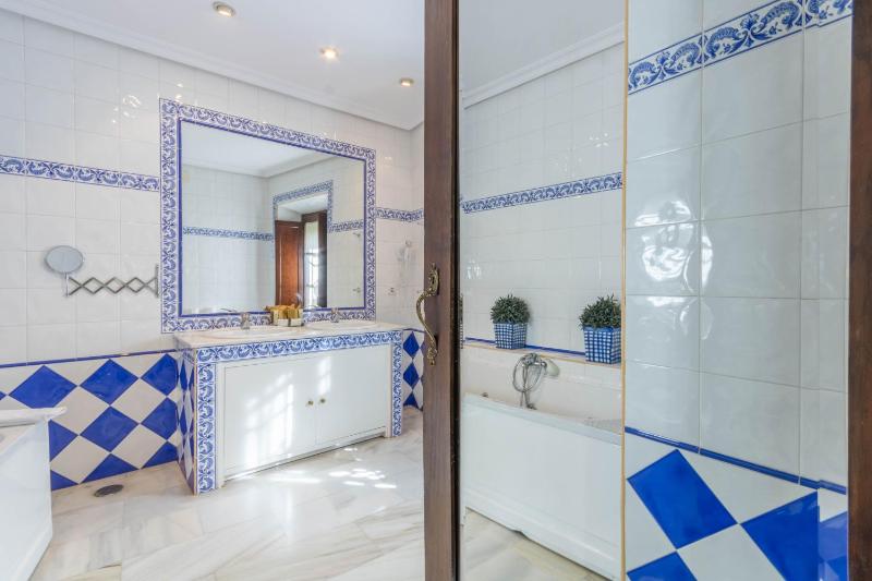 Double Room with Spa Bath image 4